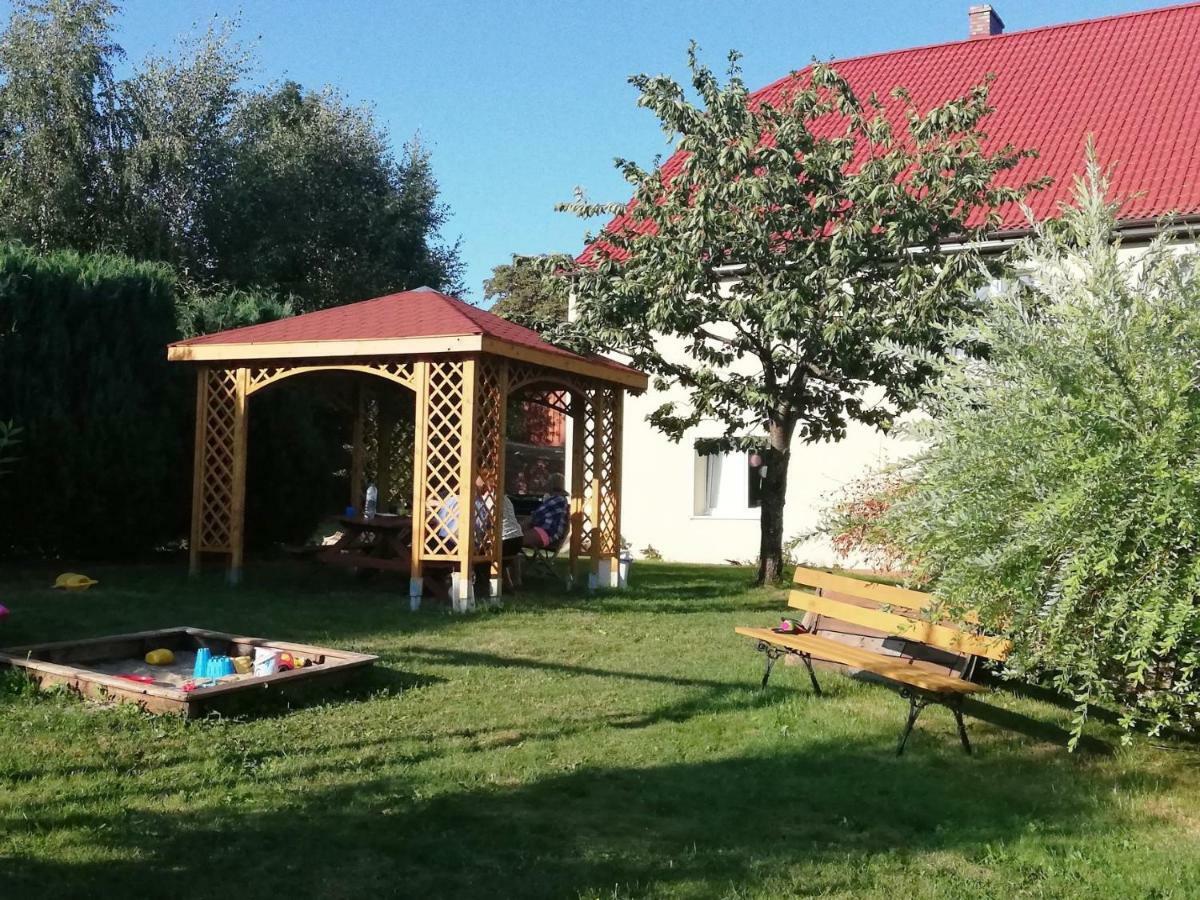 Pokoje Goscinne Pod Jabloniami Darlowo Exterior photo